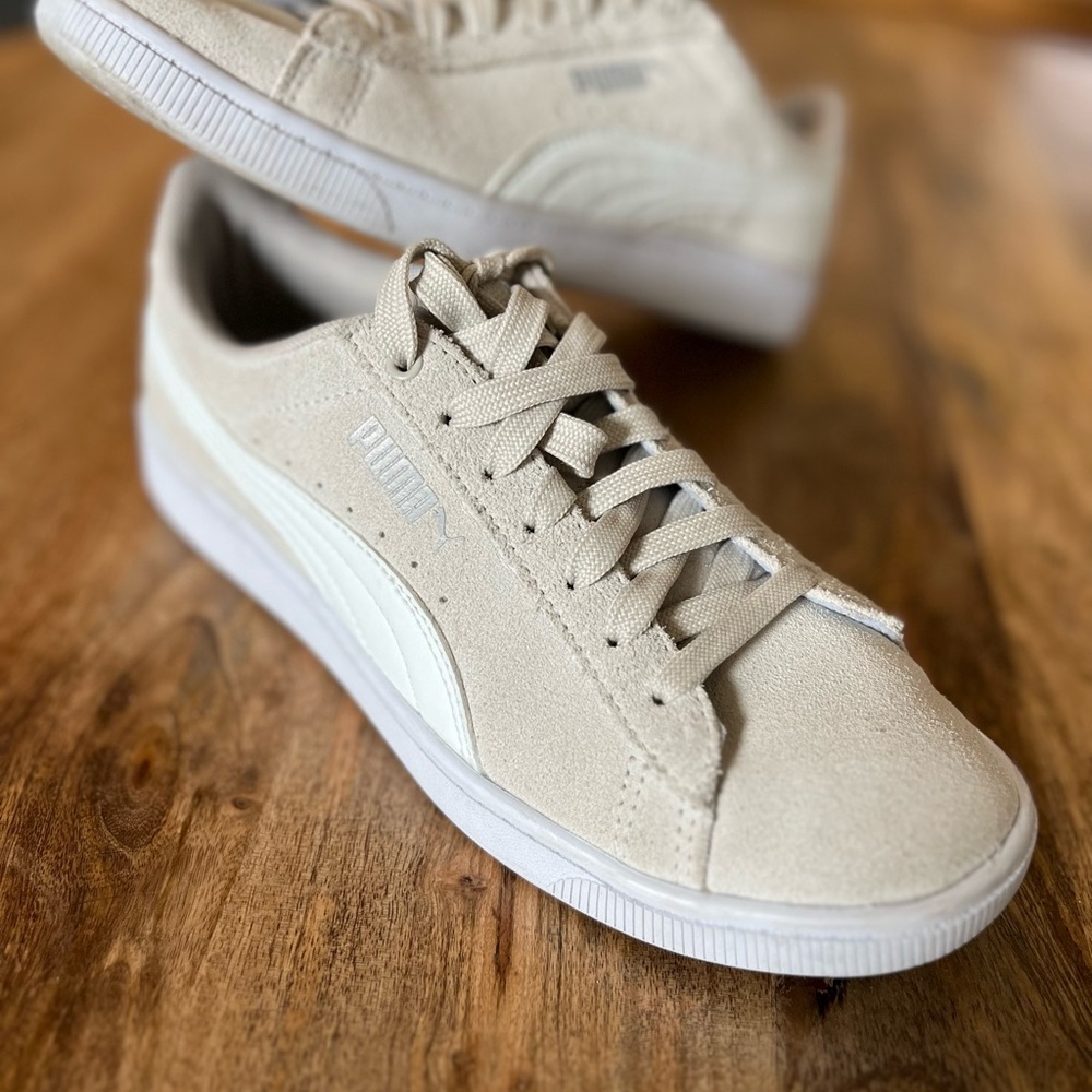 Puma Classic Suede Sneakers- like new - Picture 3 of 5